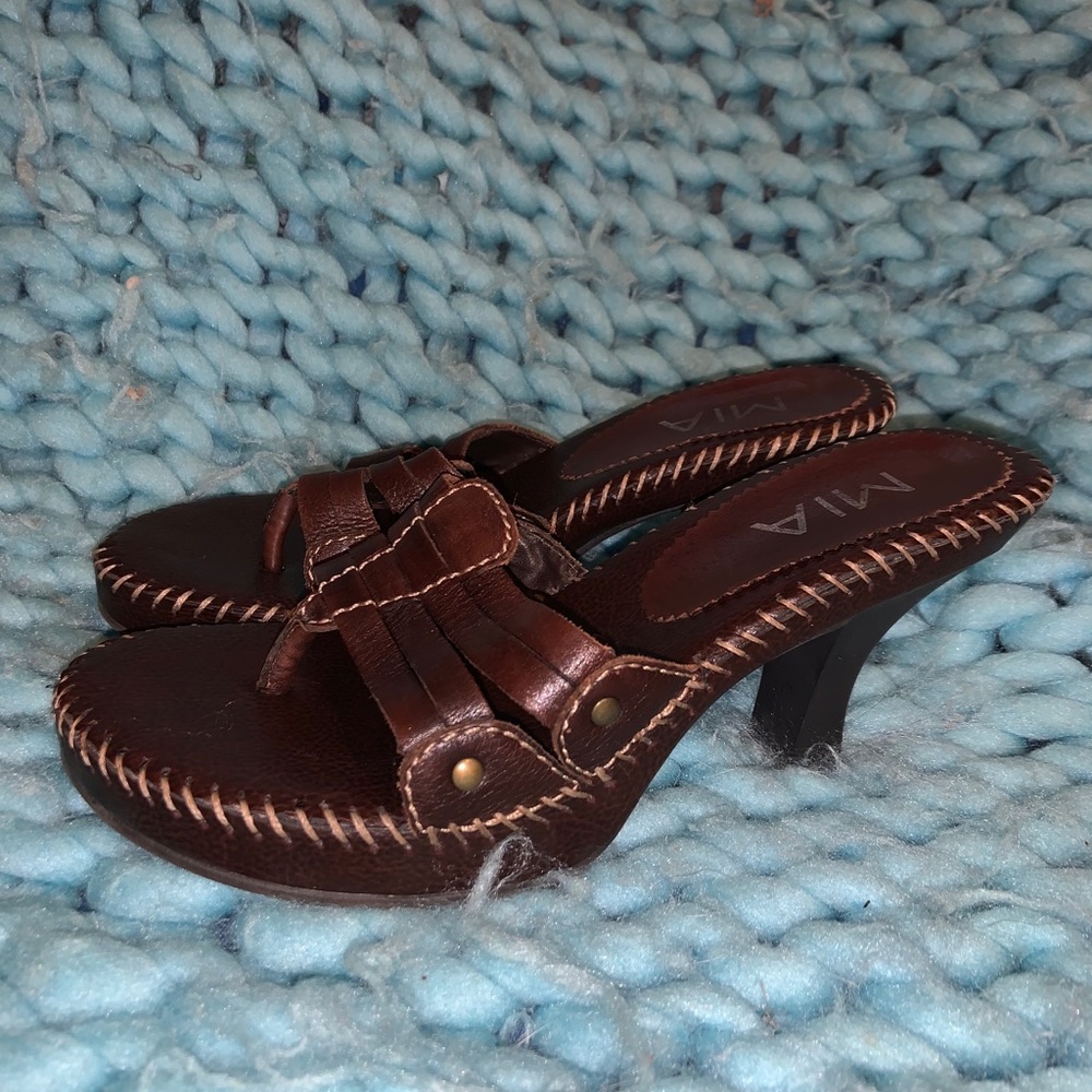 Brown thong heeled sandals